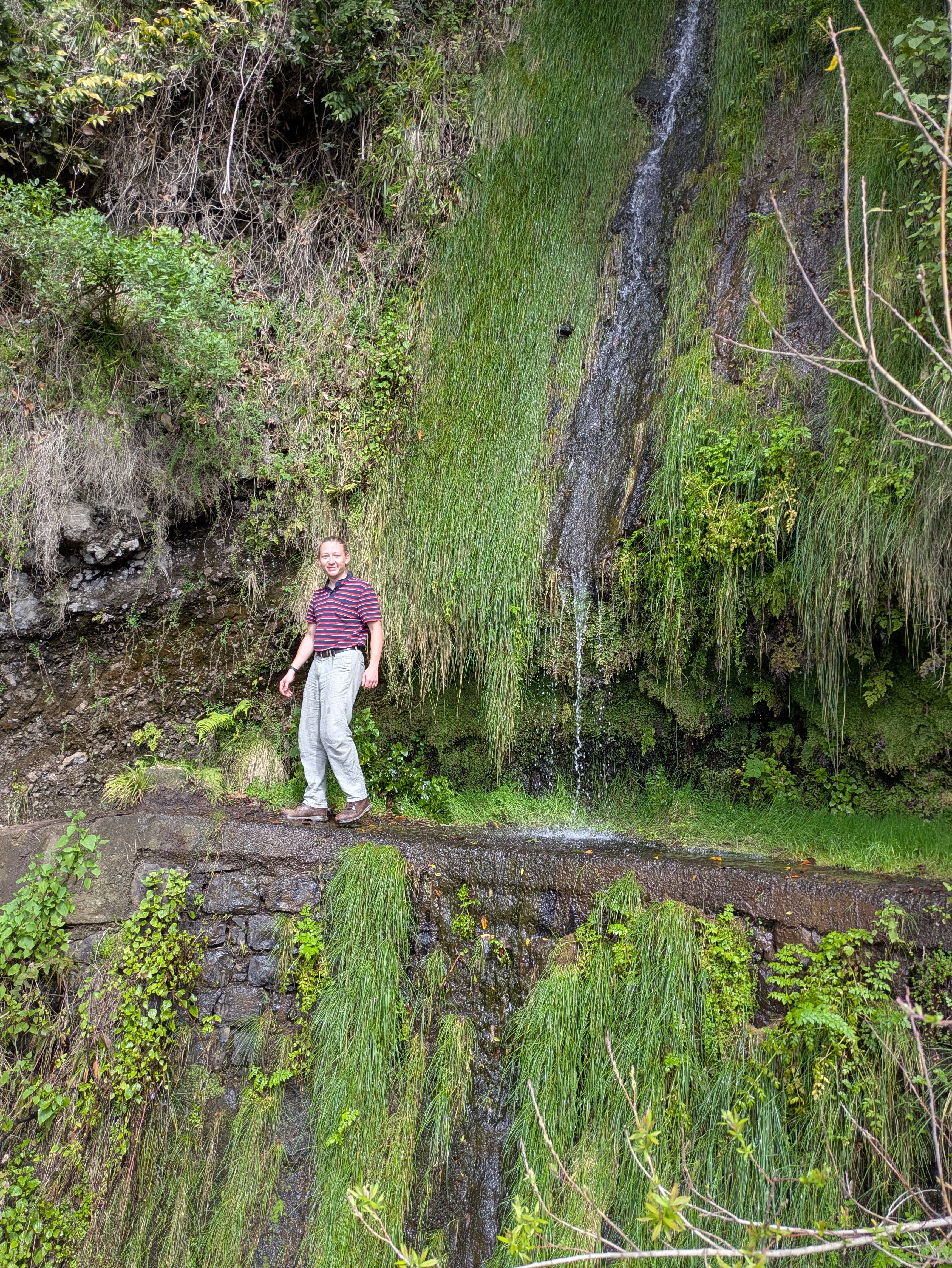Ich vor einem Wasserfall